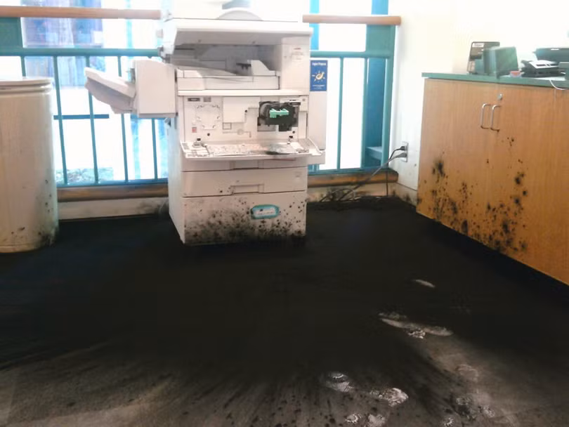 Vết mực tung toé từ máy photocopy không khác gì một vụ nổ kinh hoàng.