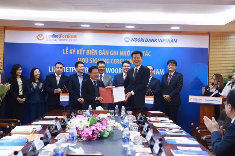 Lễ Ký kết diễn ra tại Văn phòng Hội sở Hà Nội của LienVietPostBank vào ngày 29/11/2017. Ông Phạm Doãn Sơn, Phó Chủ tịch HĐQT kiêm Tổng Giám đốc LienVietPostBank (bên trái), đại diện cho Ngân hàng Bưu điện Liên Việt ký Biên bản Ghi nhớ.