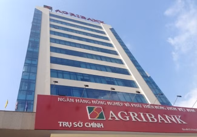 Phó Thống đốc Nguyễn Phước Thanh trao quyết định bổ nhiệm cán bộ (từ trái qua: ông Lê Xuân Trung, ông Trần Văn Dự, ông Trần Trọng Dưỡng). Nguồn: Báo Nông Nghiệp
