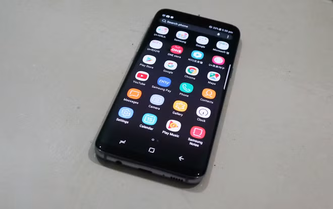 Galaxy S8 chưa phân phối chính hãng tại Việt Nam, sản phẩm trên thị trường hầu hết được vận chuyển thông qua đường xách tay. Ngay sau khi xuất hiện trong nước, smartphone này đã được mổ xẻ để xem xét linh kiện và cấu trúc bên trong.