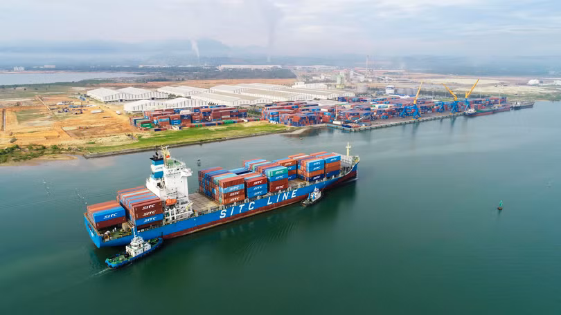 Tàu SITC HEBEI cập cảng Chu Lai có chiều dài 172m, rộng 27.6m, đang vận chuyển hàng của Công ty Cổ phần Thép Hòa Phát