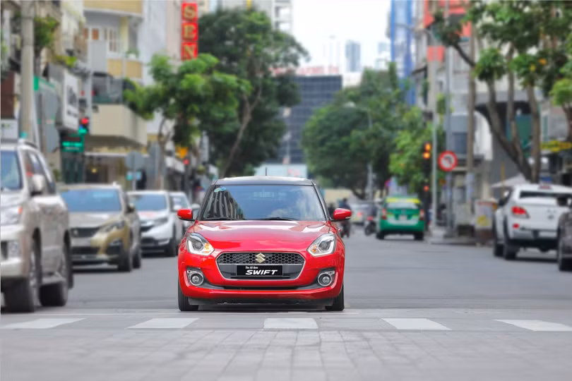 Bán kính quay đầu tối thiểu của Swfit chỉ 4,8 m, giúp xe dễ dàng di chuyển trong nội thành chật hẹp Bán kính quay đầu tối thiểu của Swfit chỉ 4,8 m, giúp xe dễ dàng di chuyển trong nội thành chật hẹp