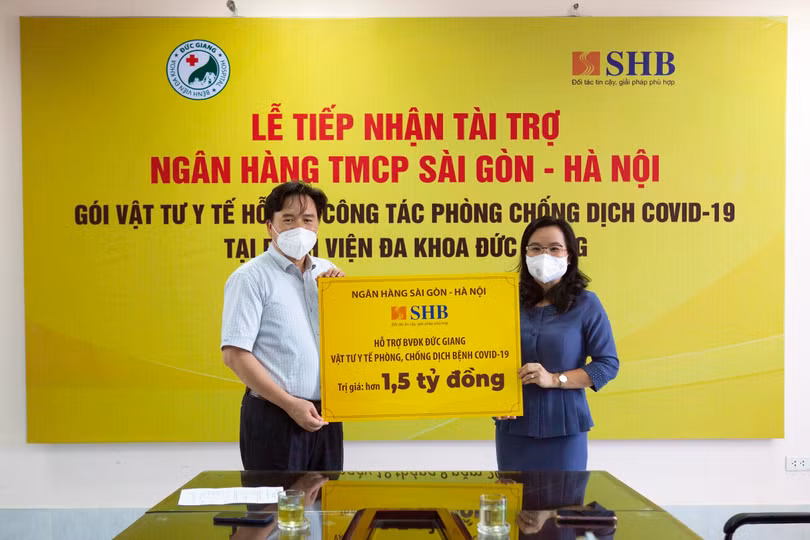 Đại diện SHB trao tặng BVĐK Đức Giang vật tư y tế phòng chống dịch Covid-19 với trị giá hơn 1,5 tỷ đồng.