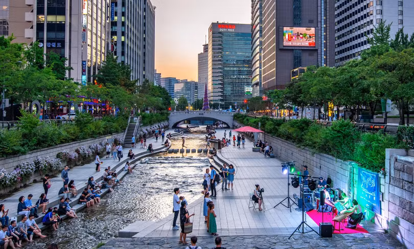 Dòng suối Cheonggyecheon được cải tạo, trở thành địa điểm dạo bộ, thư giãn, vui chơi lý tưởng của người dân Seoul và du khách. Dòng suối Cheonggyecheon được cải tạo, trở thành địa điểm dạo bộ, thư giãn, vui chơi lý tưởng của người dân Seoul và du khách.