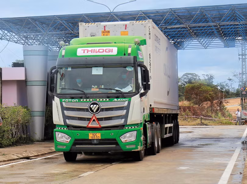 Xe của THILOGI tại cửa khẩu Nam Giang Xe của THILOGI tại cửa khẩu Nam Giang