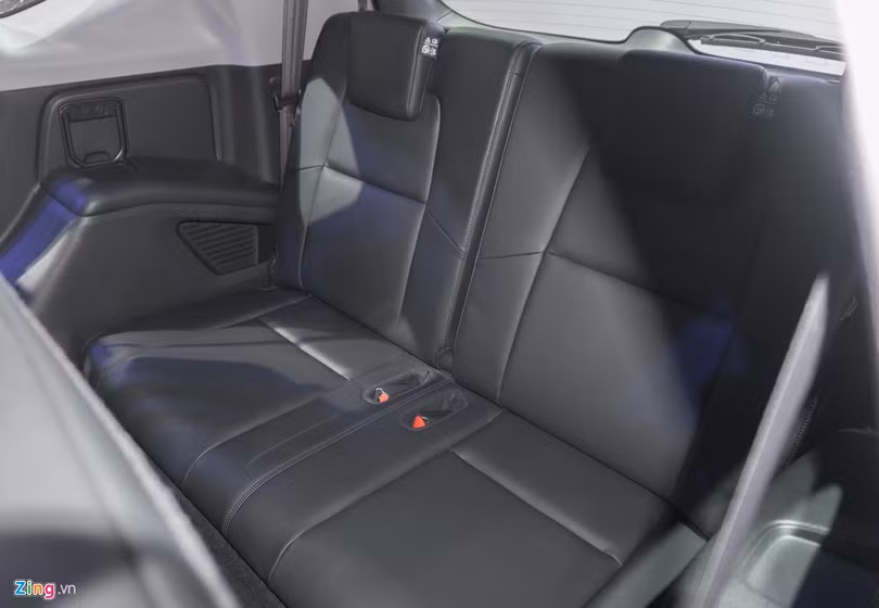 Honda CR-V tại Đông Nam Á có thêm hàng ghế thứ 3 với 2 chỗ ngồi chủ yếu cho trẻ em hoặc hai người lớn trên đoạn đường không quá dài. Đây là cách bố trí chỗ 5+2 mà Chevrolet Captiva hay Nissan X-Trail đang áp dụng.