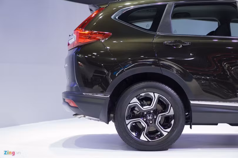 Bên cạnh đó, Honda CR-V thế hệ hoàn toàn mới còn sở hữu thêm tính năng mở cốp thông minh bằng cảm ứng đá chân dưới gầm xe giống như nhiều xe sang và siêu sang. Công nghệ được kích hoạt khi người dùng cầm chìa khoá thông minh trong tay.