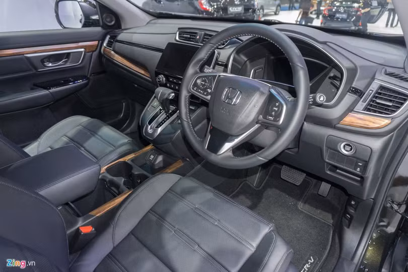 Vì bán tại Thái Lan nên Honda CR-V 2017 trang bị tay lái nghịch.