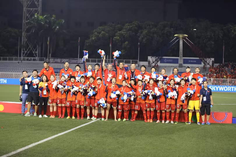 Tập đoàn Vingroup sẽ tặng thưởng cho các cô gái vàng của Đội tuyển Bóng đá nữ Quốc gia Việt Nam mỗi cầu thủ 01 xe máy điện VinFast Klara S trị giá 39,9 triệu đồng và 20 triệu tiền mặt. Riêng HLV Mai Đức Chung được tặng 01 xe VinFast Lux A2.0 phiên bản cao