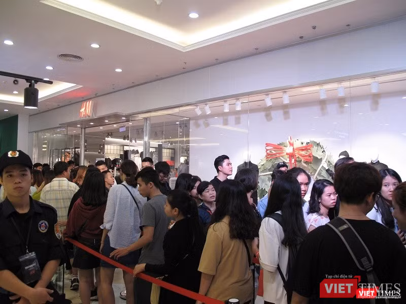 Ngàn người rồng rắn xếp hàng từ sớm để mua đồ H&M Hà Nội ảnh 14