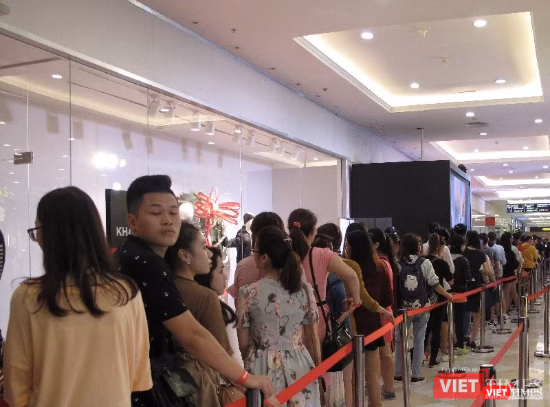 Ngàn người rồng rắn xếp hàng từ sớm để mua đồ H&M Hà Nội ảnh 8