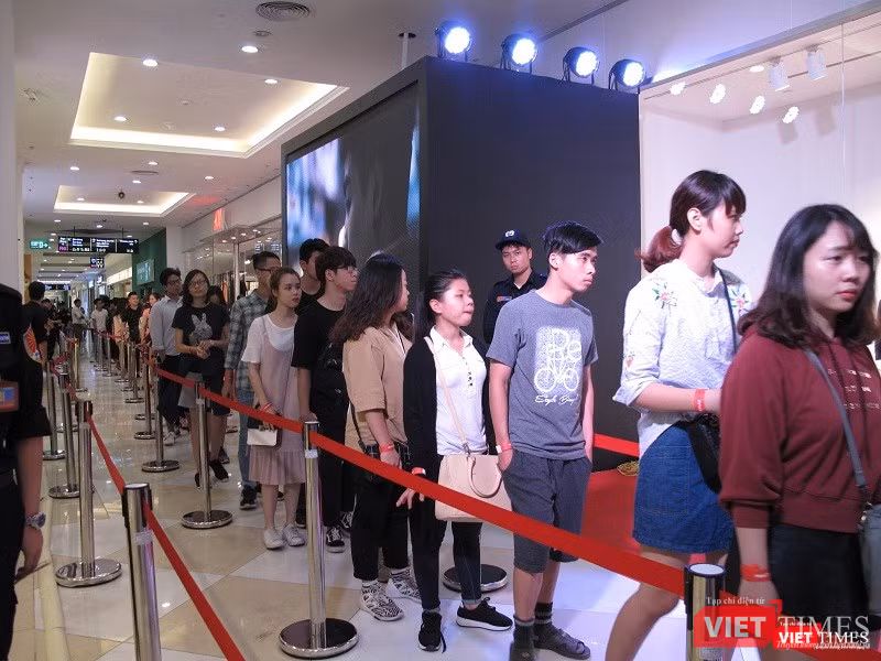 Ngàn người rồng rắn xếp hàng từ sớm để mua đồ H&M Hà Nội ảnh 11