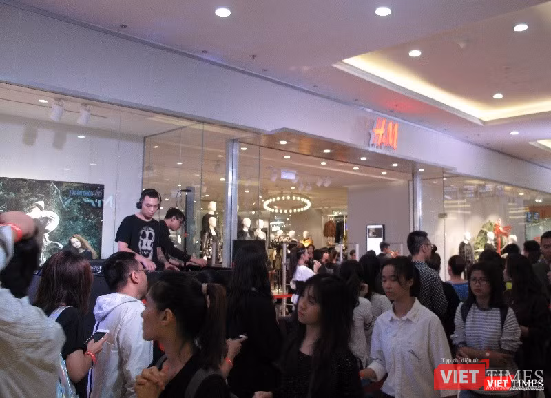 Ngàn người rồng rắn xếp hàng từ sớm để mua đồ H&M Hà Nội ảnh 13