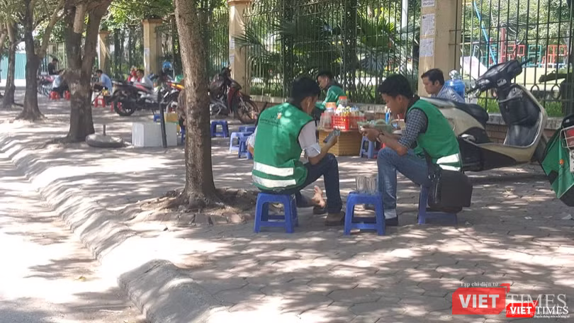 Người Hà Nội vật vã dưới cái nắng gay gắt đầu mùa ảnh 2