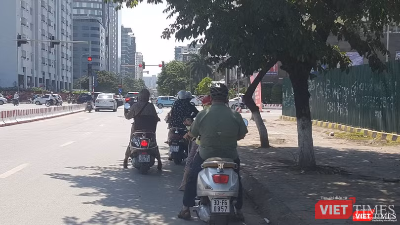Người Hà Nội vật vã dưới cái nắng gay gắt đầu mùa ảnh 3