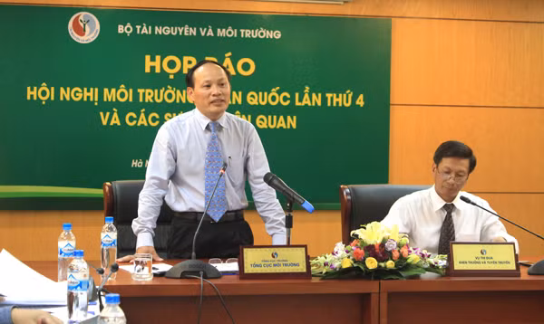 Ông Nguyễn Văn Tài - Tổng cục trưởng Tổng cục Môi trường trả lời tại một cuộc họp báo của Bộ Tài nguyên và Môi trường.