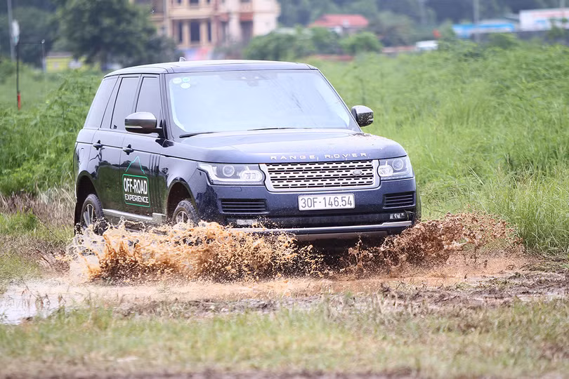 Range Rover Vogue thực hiện bài khám phá mang cảm hứng đi xuyên qua khu rừng rậm rạp Range Rover Vogue thực hiện bài khám phá mang cảm hứng đi xuyên qua khu rừng rậm rạp