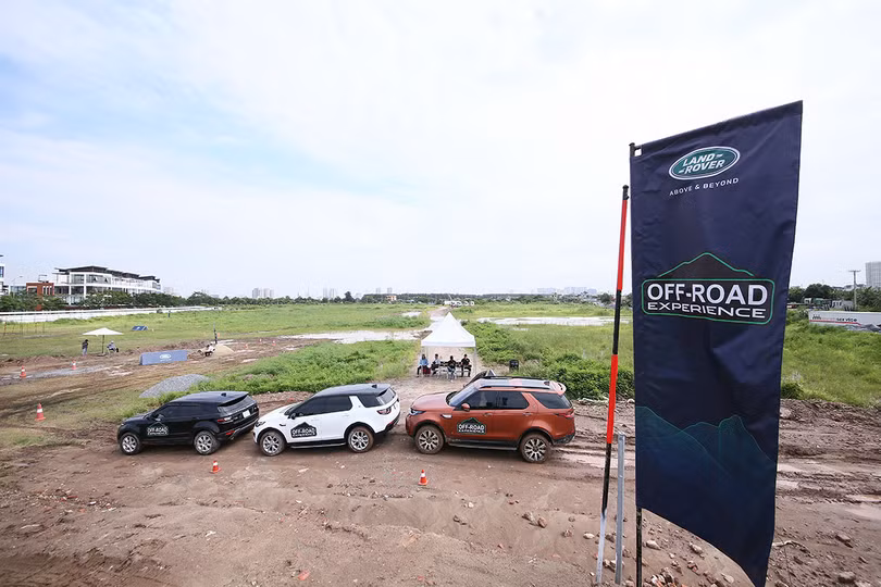 Buổi trải nghiệm có gần như đầy đủ các dòng xe hiện đang được Land Rover phân phối tại Việt Nam Buổi trải nghiệm có gần như đầy đủ các dòng xe hiện đang được Land Rover phân phối tại Việt Nam