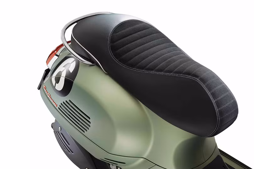 Ghế ngồi đơn bọc da có các đường khâu tương phản trên Vespa Sei Giorni. Ghế ngồi đơn bọc da có các đường khâu tương phản trên Vespa Sei Giorni.