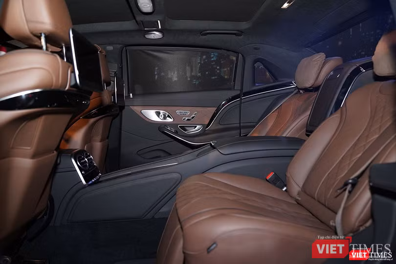Phía sau sẽ chỉ có 2 chỗ ngồi với nhiều tính năng đúng với ý nghĩa phục vụ người ngồi ở khu vực này