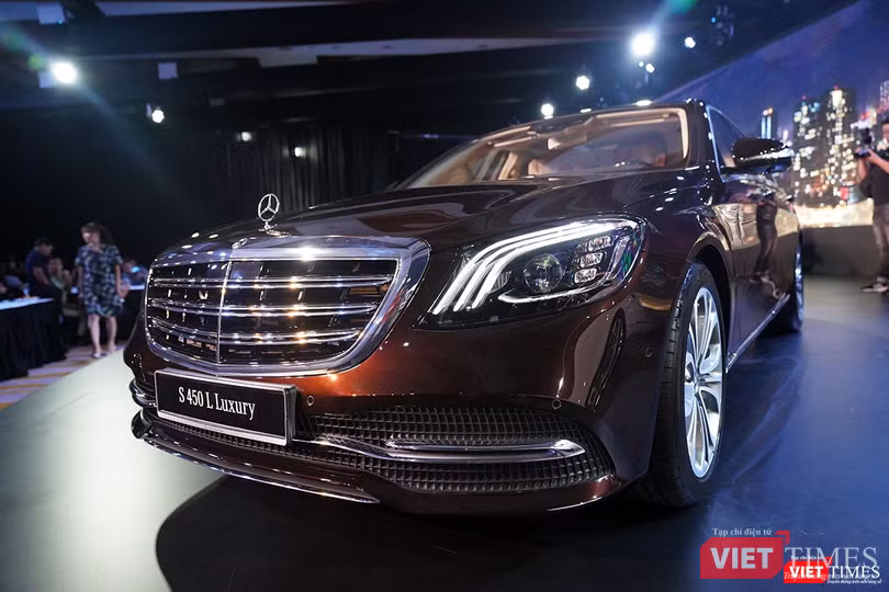S-Class 2018 dễ dàng nhận ra sự khác biệt đến từ các chi tiết như cụm đèn pha, lưới tản nhiệt, cản dưới...