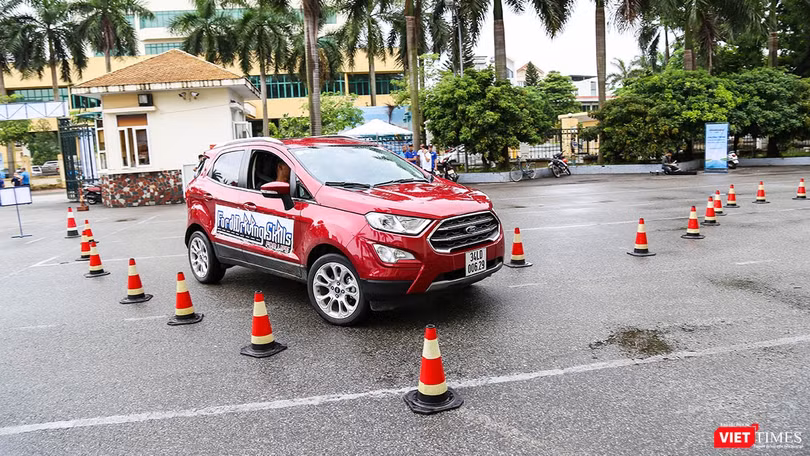 Chương trình "Hướng dẫn lái xe An toàn và Thân thiện với Môi trường” (DSFL) là một chương trình vì cộng đồng được Tập đoàn Ford và Ford Việt Nam tổ chức thường niên từ năm 2008.