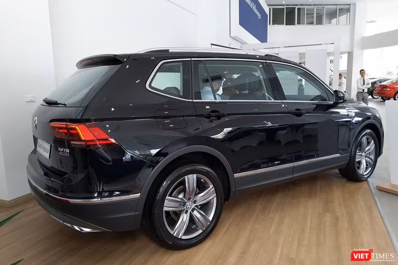 Góp mặt vào phân khúc SUV 5+2 tại thị trường Việt Nam, Volkswagen Tiguan Allspace 2018 được định vị ở phân khúc cận cao cấp. Và với mức giá 1,699 tỷ đồng mà VW Việt Nam đưa ra, có lẽ đối thủ duy nhất nhăm nhe cạnh tranh trực tiếp với mẫu xe này chỉ có thể Peugeot 5008. Góp mặt vào phân khúc SUV 5+2 tại thị trường Việt Nam, Volkswagen Tiguan Allspace 2018 được định vị ở phân khúc cận cao cấp. Và với mức giá 1,699 tỷ đồng mà VW Việt Nam đưa ra, có lẽ đối thủ duy nhất nhăm nhe cạnh tranh trực tiếp với mẫu xe này chỉ có thể Peugeot 5008.