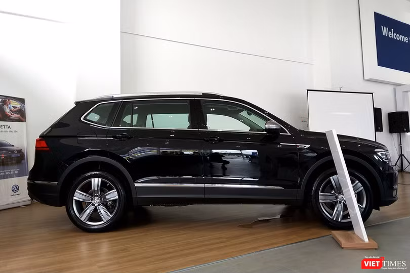 VW Tiguan Allspace 2018 được xây dựng dựa trên nền tảng khung gầm MQB tùy biến của tập đoàn Volkswagen cho phép kéo dài thêm kích thước giúp chiều dài tổng thể lên tới 4.712 mm cùng chiều dài cơ sở đạt 2.791 mm. VW Tiguan Allspace 2018 được xây dựng dựa trên nền tảng khung gầm MQB tùy biến của tập đoàn Volkswagen cho phép kéo dài thêm kích thước giúp chiều dài tổng thể lên tới 4.712 mm cùng chiều dài cơ sở đạt 2.791 mm.