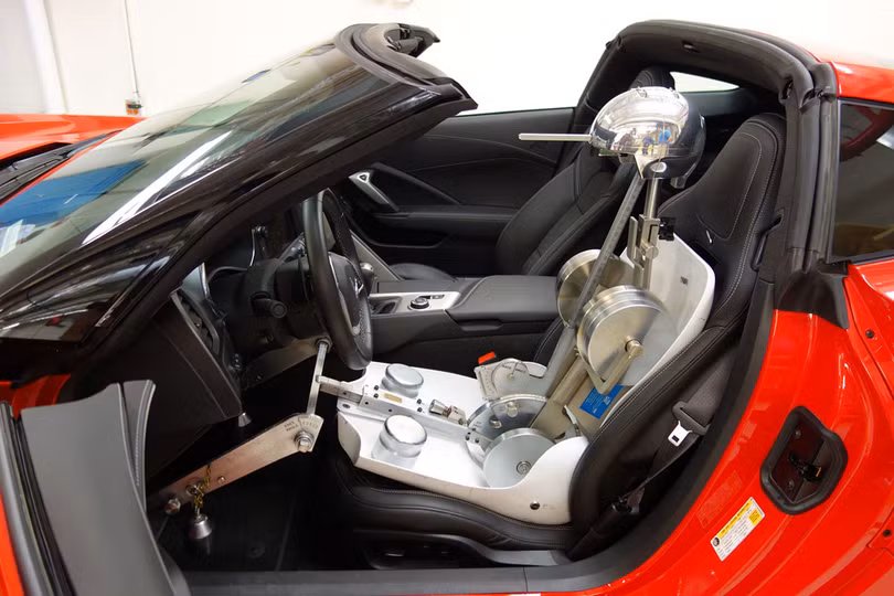 Một robot ngồi lên ghế như người thật nhằm đánh giá tác động của lực và độ võng của ghế
