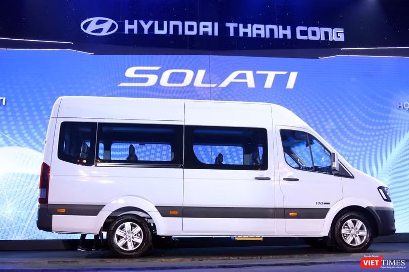 Dù là xe thương mại nhưng Hyundai Solati vẫn được thiết kế mang nhiều dấu ấn của dòng xe du lịch