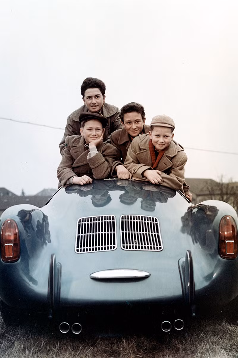 Tiến sĩ Wolfgang Porsche (1953, phải) cùng với các anh em (trái): ông Hans-Peter, ông Ferdinand Alexander và ông Gerhard trên mẫu xe Porsche 550 Spyder