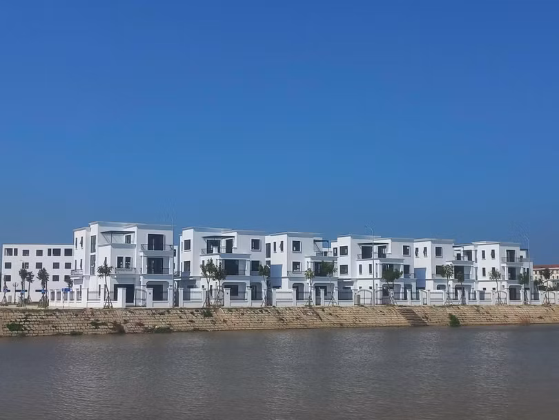Dự án TNR Grand Palace River Park với vị trí đắc địa bên bờ Sông Uông, thành phố Uông Bí, Quảng Ninh đã hoàn thiện 100% hạ tầng, chuẩn bị bàn giao cho khách hàng.
