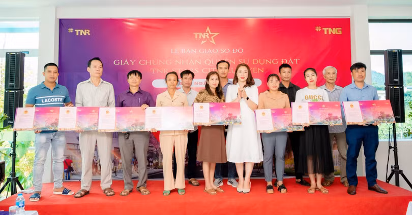 Lễ bàn giao sổ đỏ - giấy chứng nhận quyền sử dụng đất tại khu đô thị TNR Stars City Lục Yên lần thứ hai trong năm 2022.
