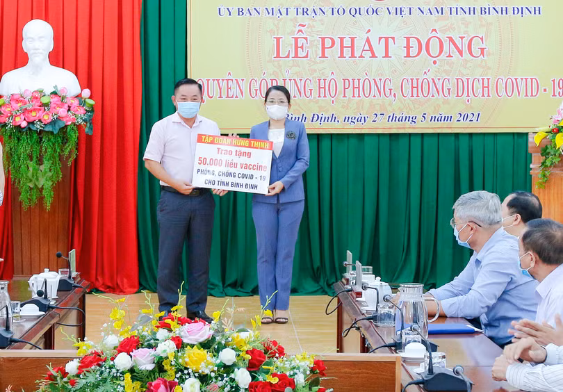Ông Nguyễn Hữu Sang – Đại diện Tập đoàn Hưng Thịnh trao tặng 50.000 liều vắc-xin phòng, chống Covid-19 cho tỉnh Bình Định