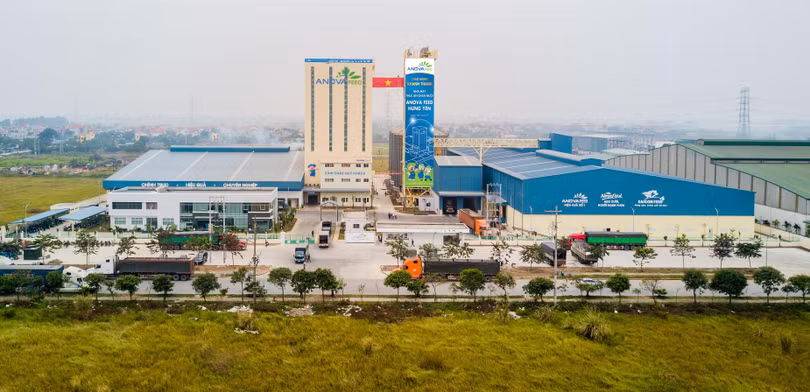 Việc hoàn tất chuỗi 3F giúp tạo động lực phát triển các mảng kinh doanh khác trong chuỗi cung ứng của Nova Consumer. Trong hình: Nhà máy sản xuất thức ăn chăn nuôi Anova Feed của Nova Consumer. Việc hoàn tất chuỗi 3F giúp tạo động lực phát triển các mảng kinh doanh khác trong chuỗi cung ứng của Nova Consumer. Trong hình: Nhà máy sản xuất thức ăn chăn nuôi Anova Feed của Nova Consumer.