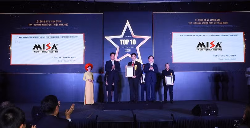 Ông Phạm Xuân Cường - Phó Giám đốc kinh doanh, MISA Hà Nội nhận Top 10 doanh nghiệp cung cấp cung cấp giải pháp Chính phủ điện tử