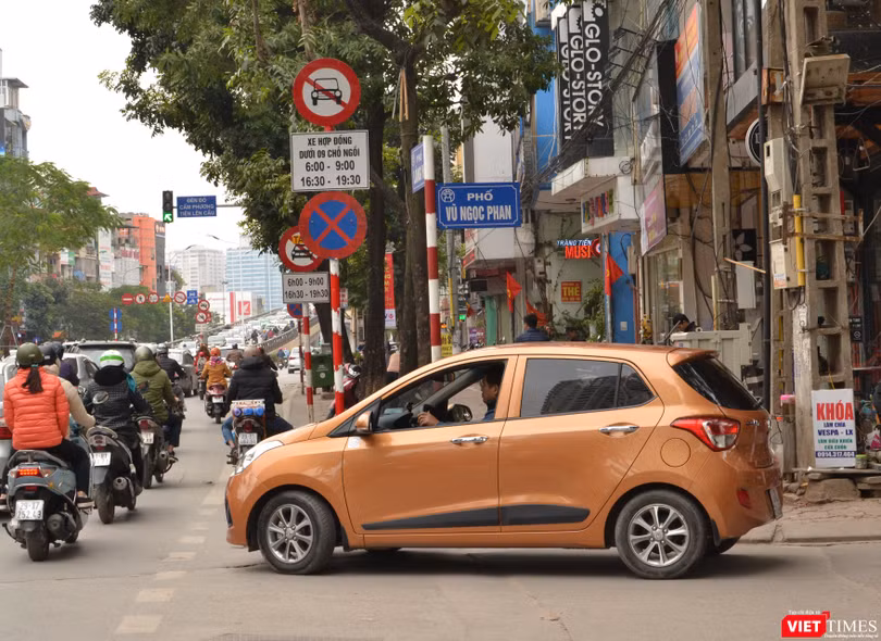 Biển cấm xe trên đường Láng Hạ. Ảnh: VietTimes.
