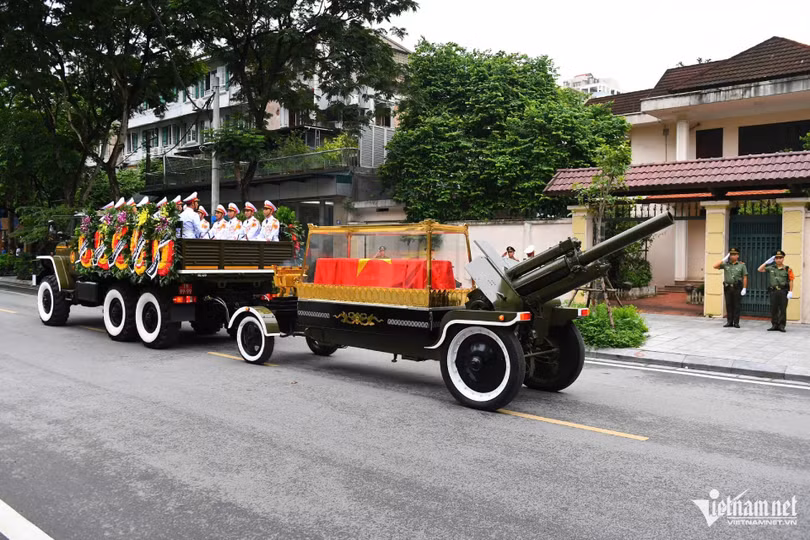 xe-tang-nguyen-chu-tich-nuoc-tran-duc-luong-di-qua-cac-tuyen-pho-ha-noi-32309.jpg
