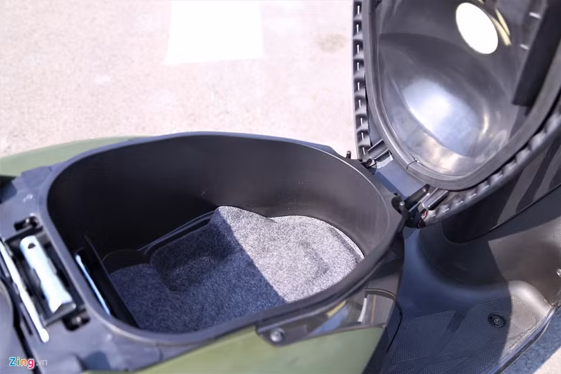 Cốp chứa đồ dung tích 4,6 lít, đủ chứa hai mũ bảo hiểm nửa đầu hoặc một mũ bảo hiểm 3/4.