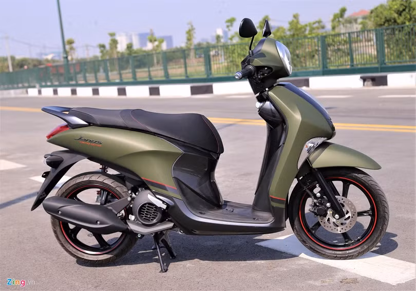 Điểm khác biệt trên Janus bản giới hạn là màu xanh quân đội (MatteGreen). Ngoài ra, Yamaha cũng cung cấp thêm màu xám mờ (Matte Gray). Trên xe xuất hiện nhiều đường viền đỏ tạo điểm nhấn ở vành, decal và yên.