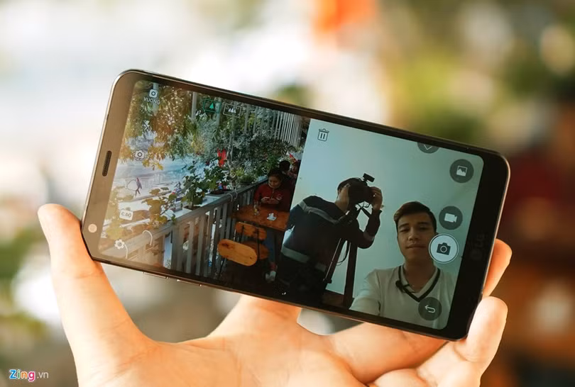 Nhờ màn hình tỷ lệ này, người dùng có thể làm được nhiều thao tác hơn với G6. Chẳng hạn khi chụp ảnh, nó cho phép người dùng chụp ảnh vuông trên một nửa màn hình, đồng thời so sánh trực tiếp với bức ảnh chụp trước đó trên nửa còn lại. Với các ứng dụng như mail hay lịch, nó cho phép hiển thị phần sidebar của ứng dụng, giúp tiết kiệm thao tác hơn nhiều. Đây là chi tiết nhỏ nhưng thú vị, cho thấy hãng sản xuất thực sự chú ý đến trải nghiệm người dùng.