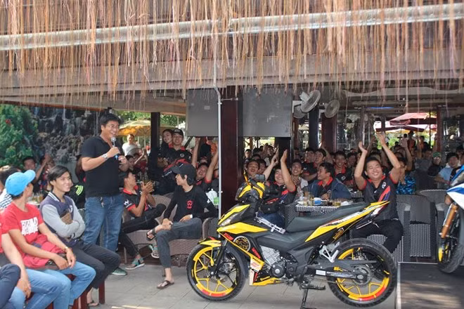 “Độ xe để có gấu và được chú ý” - lời chia sẻ của 1 biker nhận được rất nhiều sự đồng tình của các thành viên trong CLB. Sự kiện tổ chức nhiều trò chơi hấp dẫn với các phần quà ý nghĩa. Tính đến hiện tại, đã có gần 300 mẫu xe độ xuất hiện tại cuộc thi “Độ WINNER, So cá tính” để giành tấm vé đi Nhật Bản tham dự vòng đua MotoGP vào ngày 15/10. “Độ xe để có gấu và được chú ý” - lời chia sẻ của 1 biker nhận được rất nhiều sự đồng tình của các thành viên trong CLB. Sự kiện tổ chức nhiều trò chơi hấp dẫn với các phần quà ý nghĩa. Tính đến hiện tại, đã có gần 300 mẫu xe độ xuất hiện tại cuộc thi “Độ WINNER, So cá tính” để giành tấm vé đi Nhật Bản tham dự vòng đua MotoGP vào ngày 15/10.