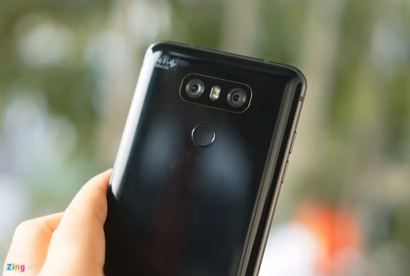 Báo chí quốc tế gọi LG G6 là ông vua điện thoại Android mới nhưng lần đầu cầm trên tay, sản phẩm này không cho thấy sự đặc biệt. Nó có kiểu dáng quen thuộc đã từng thấy đâu đó trên LG G5 và V20. Màu đen bóng lôi cuốn của G6 cũng từng xuất hiện trên iPhone 7, Samsung Galaxy S7 edge hay mới đây là HTC U Ultra.