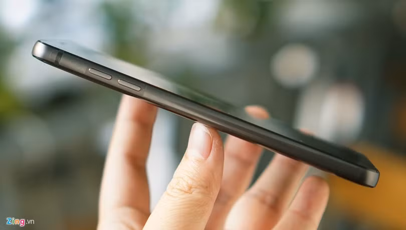 Mặc dù vậy, có cảm giác LG G6 hơi dày. Điều này phần nào làm giảm đi sự sexy của sản phẩm. Nhiều người tỏ ra tiếc nuối khi LG G6 không được trang bị con chip Snapdragon 835 mới nhất nhưng thực tế Snapdragon 821 đã đủ mạnh mẽ. LG hy sinh con chip mạnh mẽ nhất để đưa sản phẩm ra sớm, đón đầu Galaxy S8.