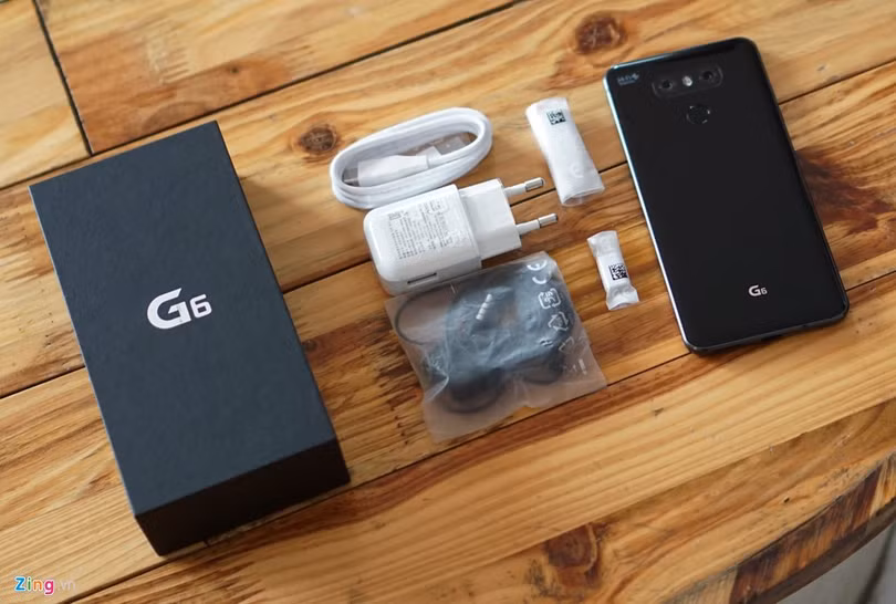 Hộp đựng G6 được thiết kế đơn giản. Ngoài những phụ kiện tiêu chuẩn, hãng tặng kèm người dùng đầu chuyển microUSB sang USB-C và cáp OTG cho cổng USB-C.