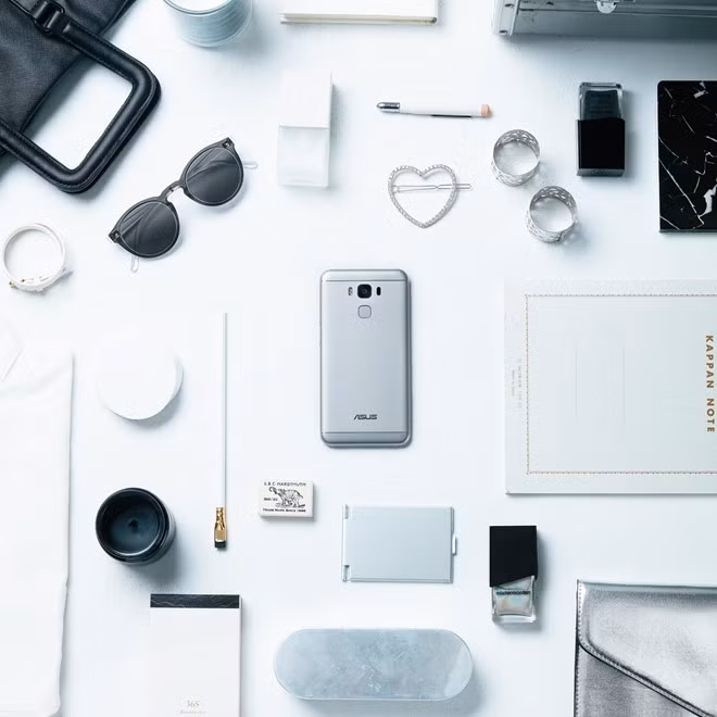 Smartphone màu bạc tinh tế là quà tặng cho cô nàng chuộng vẻ giản đơn, thanh lịch. Smartphone màu bạc tinh tế là quà tặng cho cô nàng chuộng vẻ giản đơn, thanh lịch.