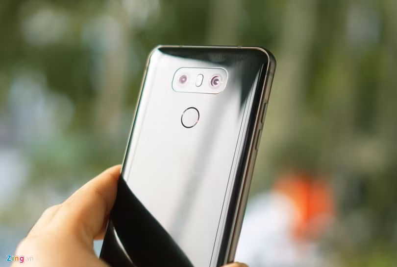 LG đặt cảm biến vân tay ở mặt sau của sản phẩm. Người dùng có thể dễ dàng chạm và mở khóa màn hình máy ở vị trí này. Camera của G6 được thiết kế phẳng, điều hiếm gặp trên các di động cao cấp hiện nay. Cả 2 camera này đều có độ phân giải 13 megapixel (một khẩu độ f/1.8, một f/2.4) trong đó một camera hỗ trợ chụp góc rộng. Người dùng có thể chuyển đổi qua lại giữa 2 camera thông qua một nút bấm trên màn hình.