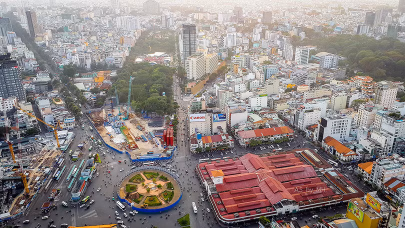 Để thu được cả một Sài Gòn rộng lớn vào lăng kính thì ắt hẳn Panorama sẽ là một tính năng hữu ích. Panorama trên Galaxy A 2017 khá tốt khi cho ảnh với các chi tiết cực nét và việc ghép nối các bức ảnh lại với nhau không bị lỗi (xiêu vẹo, thừa chi tiết). Bên cạnh đó, độ phân giải lên đến 16 Mpx giúp người dùng có thể dễ dàng “thu” vào những công trình kiến trúc đẹp của Sài Gòn, từ góc chụp trên cao.- Ảnh: Minh Hoà