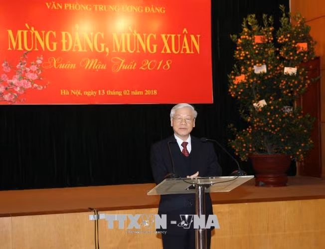 Tổng Bí thư Nguyễn Phú Trọng chúc Tết cán bộ, công chức, viên chức, người lao động Văn phòng Trung ương Đảng. Ảnh: TTXVN