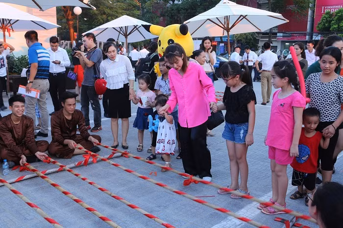 Không chỉ trẻ em, nhiều người lớn cũng tham gia vào các trò chơi dân gian
